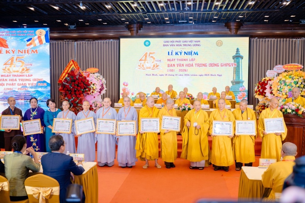 Chư tôn đức tiêu biểu nhận Bằng Tuyên dương công đức của Trung ương Giáo hội Phật giáo Việt Nam