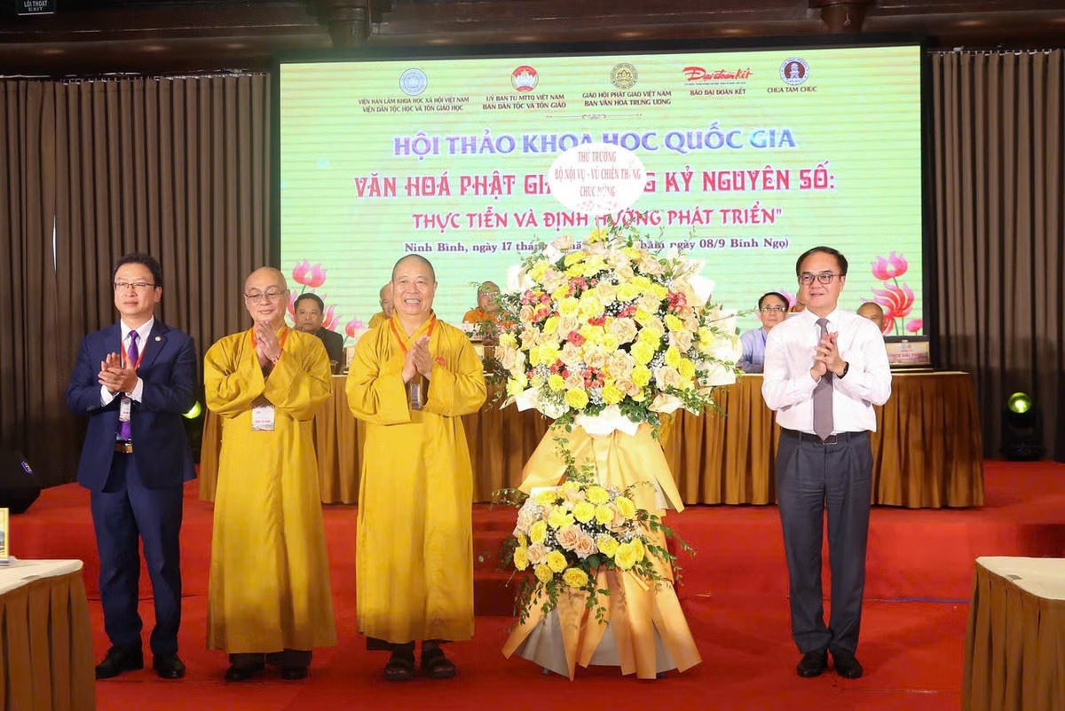 Thứ trưởng Bộ Nội vụ Vũ Chiến Thắng tham dự và tặng lẵng hoa chúc mừng Hội thảo