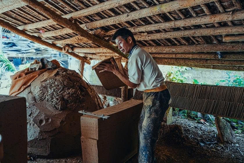 Người nghệ nhân làm ngói đất phải rất tỉ mỉ từ khâu chọn đất để tạo ra sản phẩm bền, đẹp sống mãi với thời gian