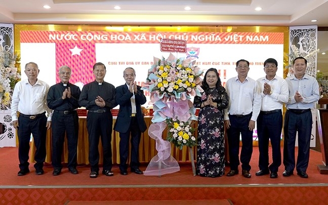 Lãnh đạo thành phố Cần Thơ tặng hoa chúc mừng Hội nghị
