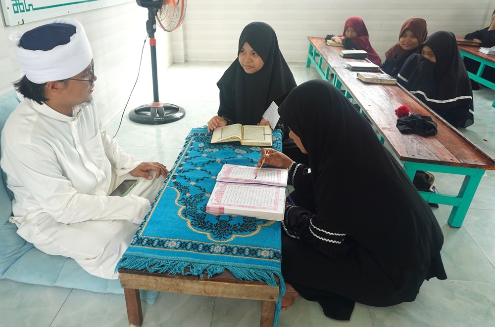 Thầy Sa Phi Y hướng dẫn học sinh đọc chữ Chăm tại lớp học ở thánh đường Masjid Ar-Rohmah ở ấp La Ma, xã Vĩnh Hậu, tỉnh An Giang