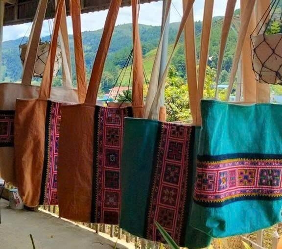 Các sản phẩm thổ cẩm do cô giáo Vàng Thị Khu sáng tạo được du khách lựa chọn làm quà lưu niệm khi đến Mù Cang Chải (tỉnh Lào Cai)