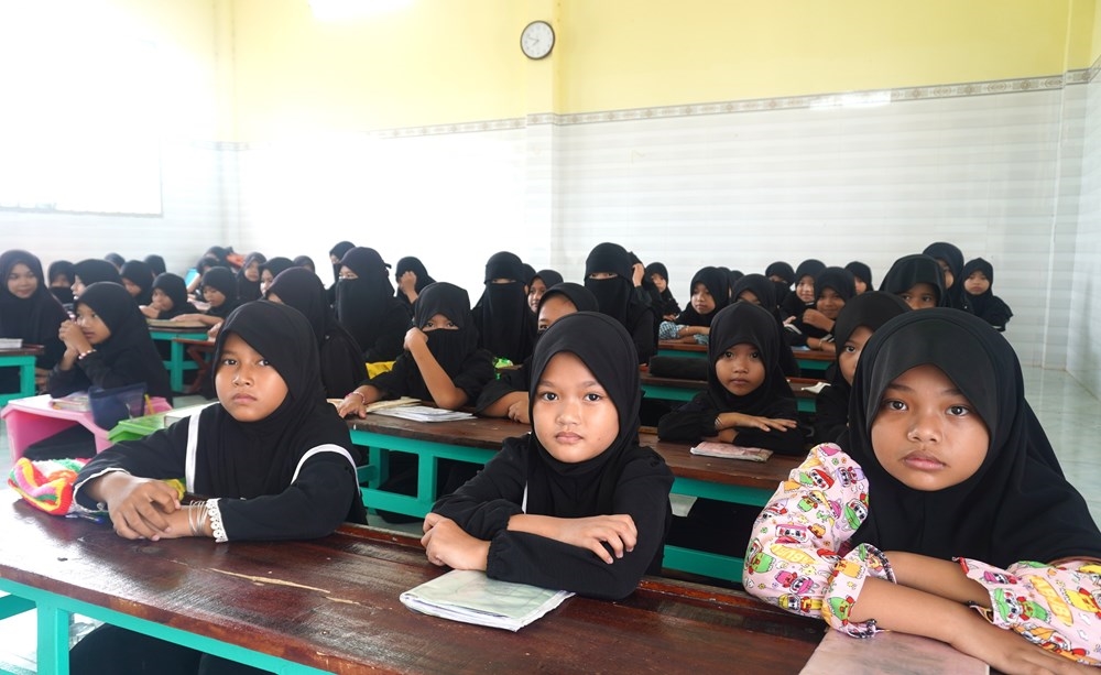 Học sinh Chăm tập trung lắng nghe thầy giảng bài tại thánh đường Masjid Ar-Rohmah ở ấp La Ma