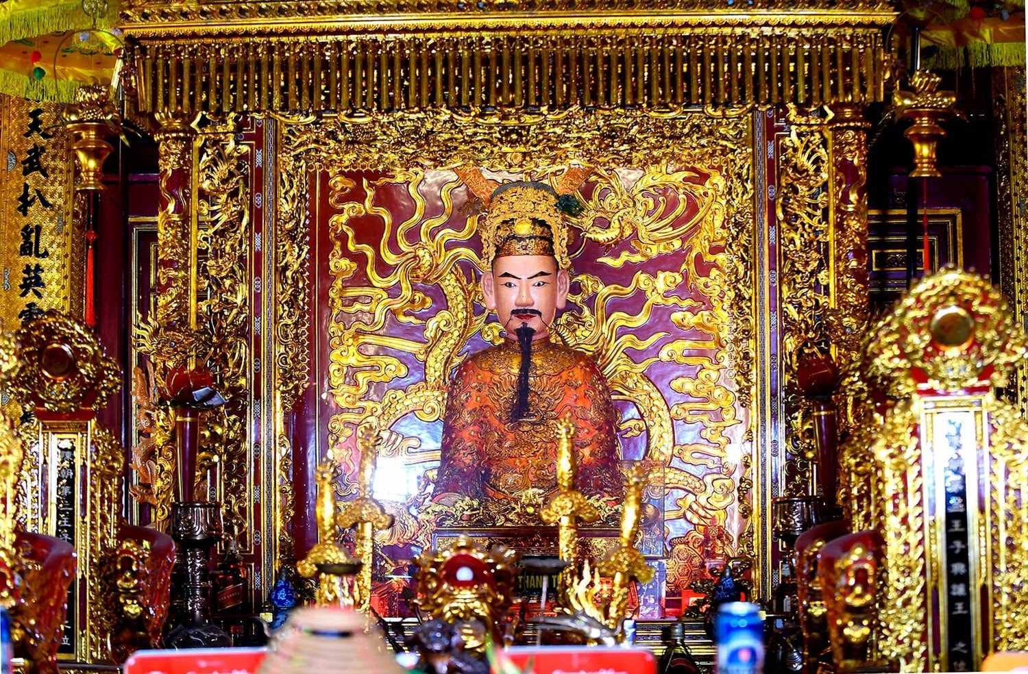 Tượng thờ Hưng Đạo Đại Vương bên trong đền Kiếp Bạc