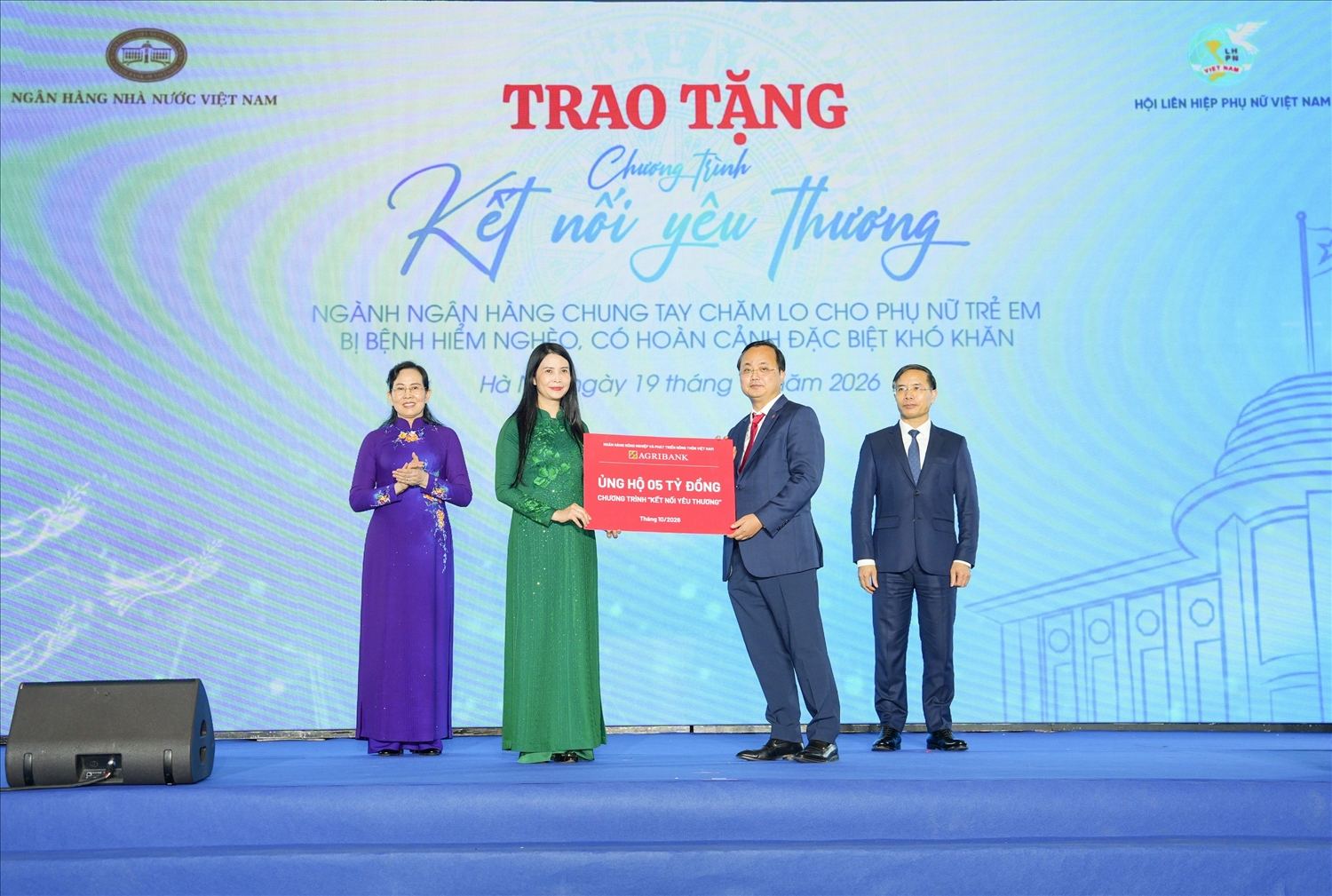 Đồng chí Tô Huy Vũ - Bí thư Đảng ủy, Chủ tịch Hội đồng thành viên Agribank trao biểu trưng ủng hộ Chương trình “Kết nối yêu thương” góp phần chăm lo, hỗ trợ phụ nữ và trẻ em mắc bệnh hiểm nghèo có hoàn cảnh đặc biệt khó khăn