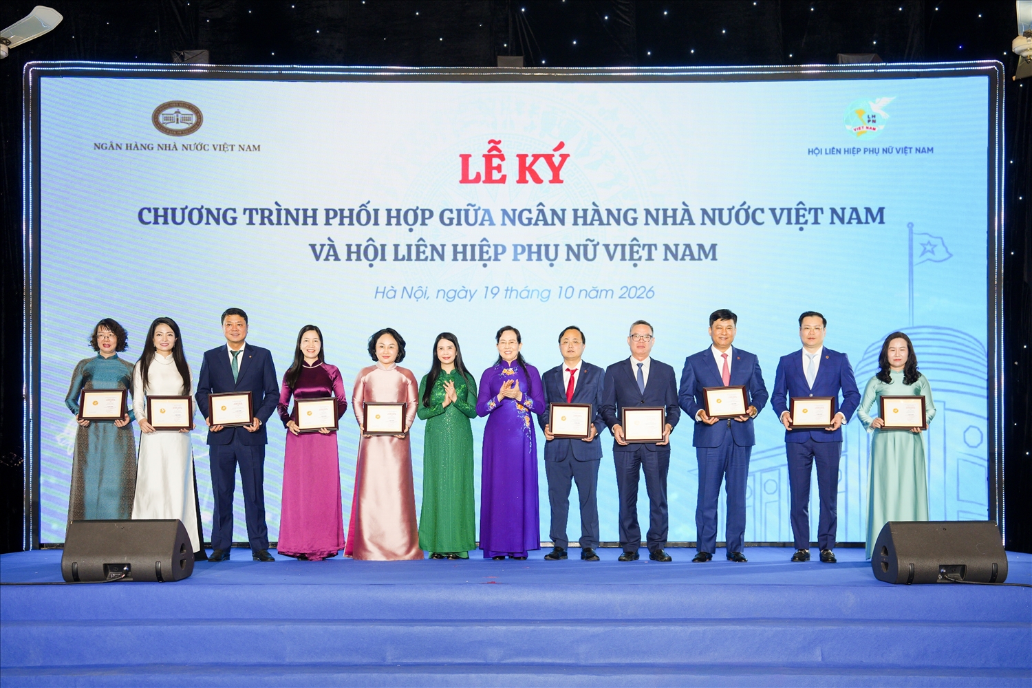 Đồng chí Tô Huy Vũ - Bí thư Đảng ủy, Chủ tịch Hội đồng thành viên Agribank (thứ 5 từ phải sang) và đồng chí Phạm Toàn Vượng - Phó Bí thư Đảng ủy, Tổng Giám đốc Agribank (thứ 3 từ phải sang) vinh dự nhận Kỷ niệm chương “Vì sự phát triển của Phụ nữ Việt Nam”