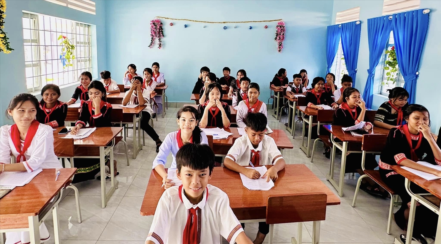 Trường Phổ thông dân tộc nội trú Bắc Bình (tỉnh Bình Thuận cũ), nay là tỉnh Lâm Đồng có 100% học sinh là người dân tộc thiểu số Cơ-ho, Raglai, Chăm, Tày, Nùng… đang sinh hoạt và học tập nội trú
