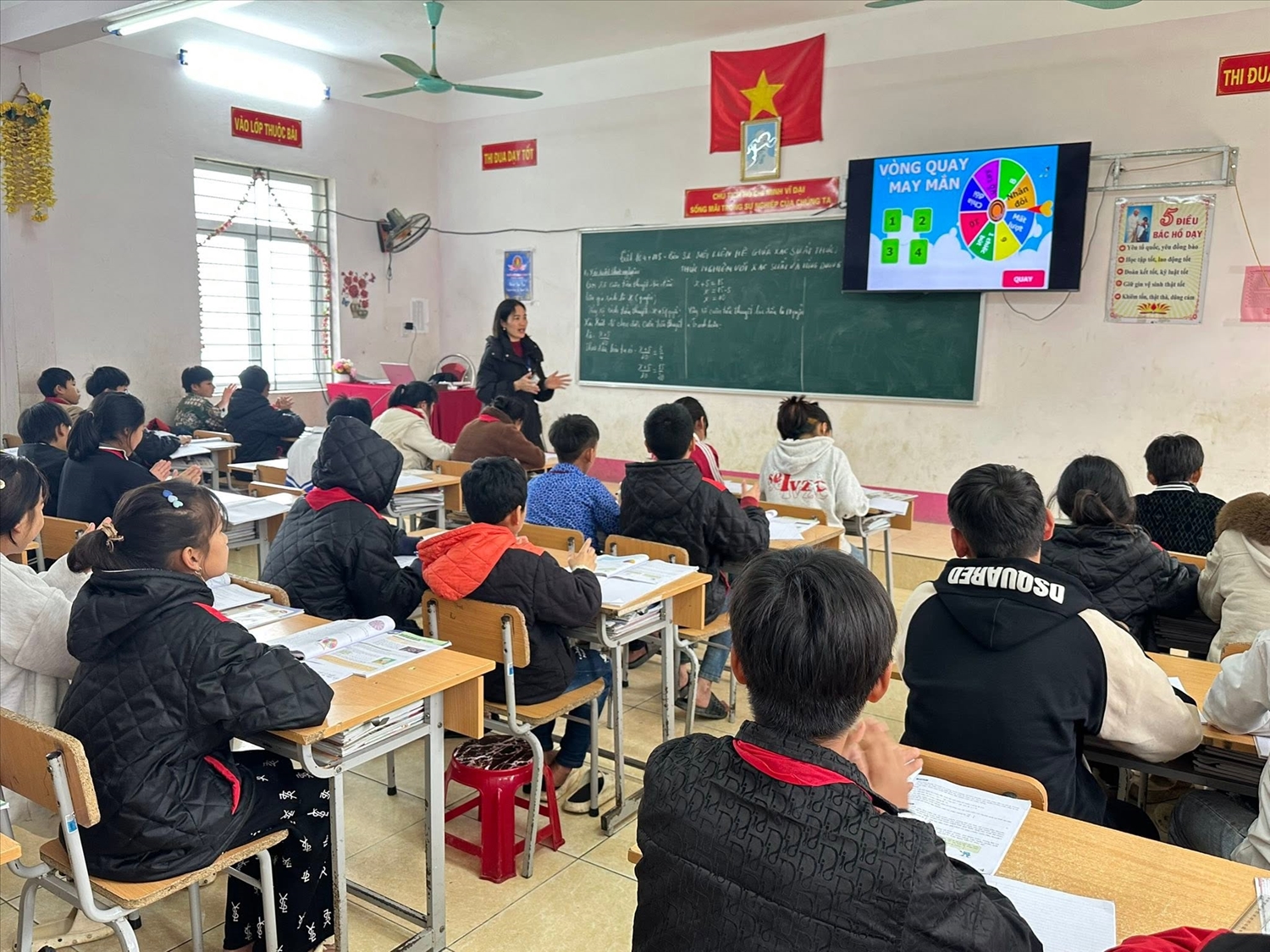 Cơ sở vật chất phục vụ dạy và học ngày càng hiện đại, đáp ứng yêu cầu nâng cao chất lượng giáo dục đào tạo ở vùng đồng bào dân tộc thiểu số và miền núi (Trong ảnh: Giờ học của cô - trò Trường Phổ thông dân tộc bán trú Trung học cơ sở Nghĩa Thuận, tỉnh Tuyên Quang)