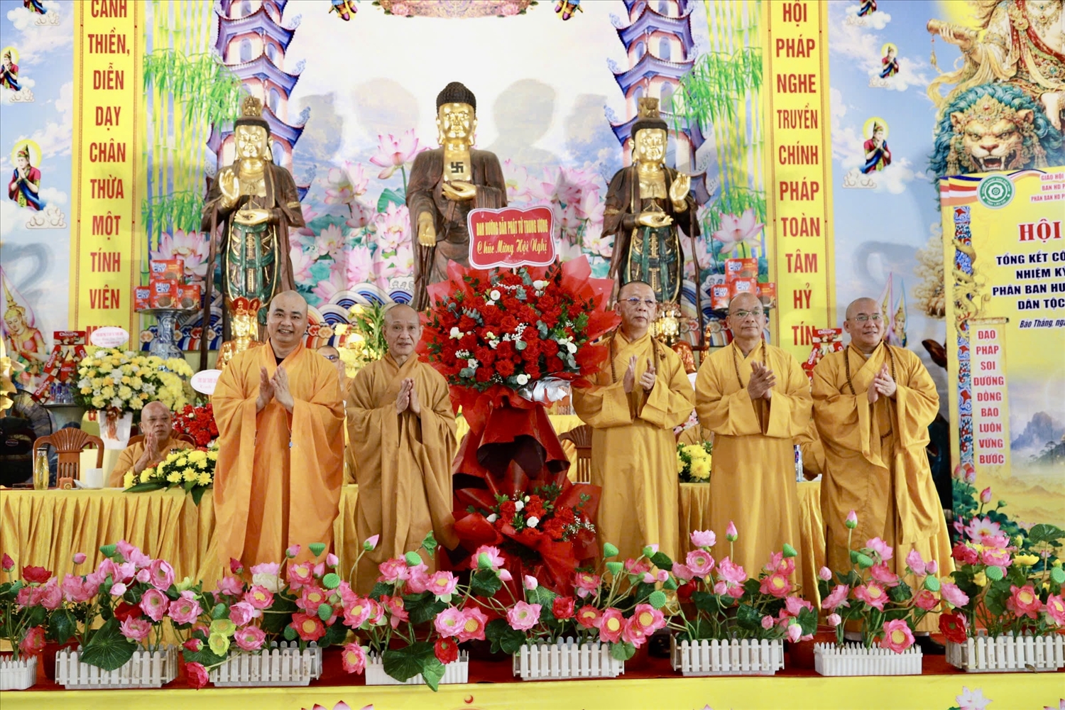 Ban Hướng dẫn Phật tử Trung ương Giáo hội Phật giáo Việt Nam tặng lẵng hoa chúc mừng Hội nghị