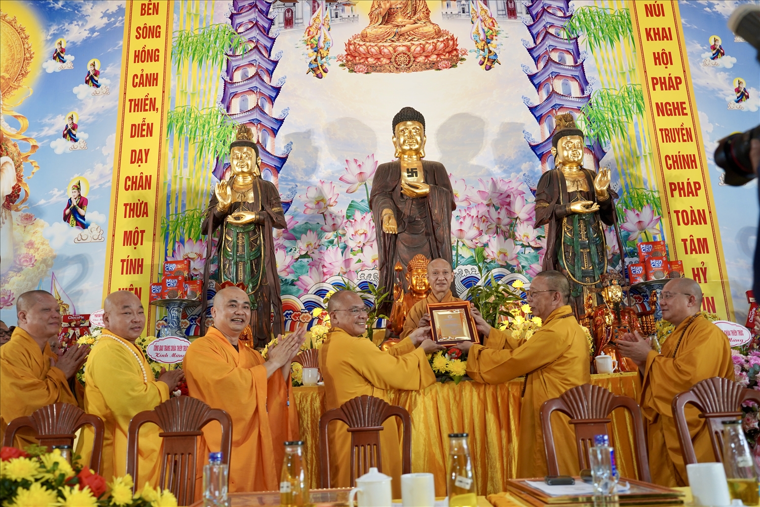 Phân ban Phật tử Dân tộc Trung ương dâng quà bày tỏ lòng tri ân đến Hòa thượng Thích Thanh Điện