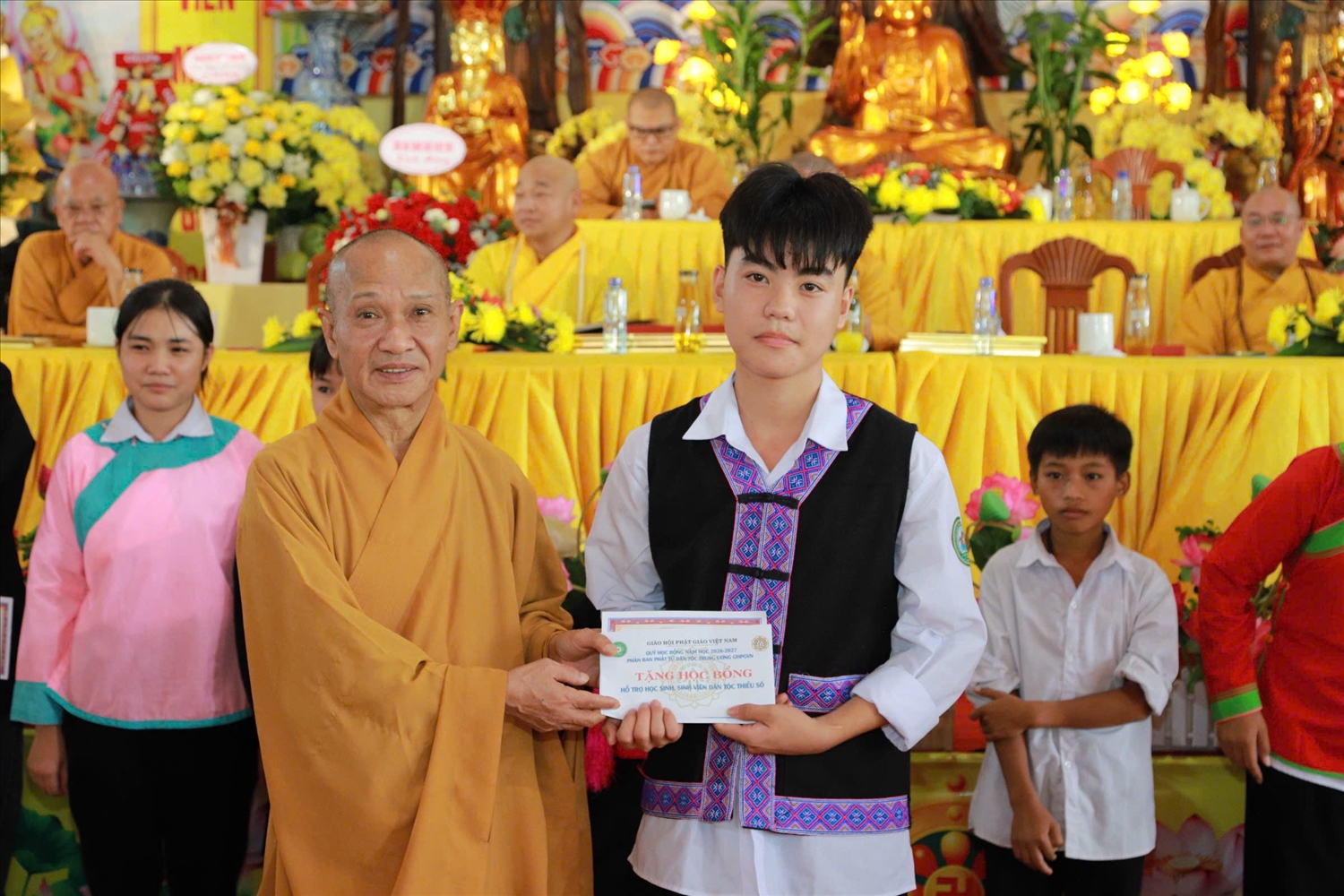 Hòa thượng Thích Thanh Điện trao học bổng đến các em học sinh