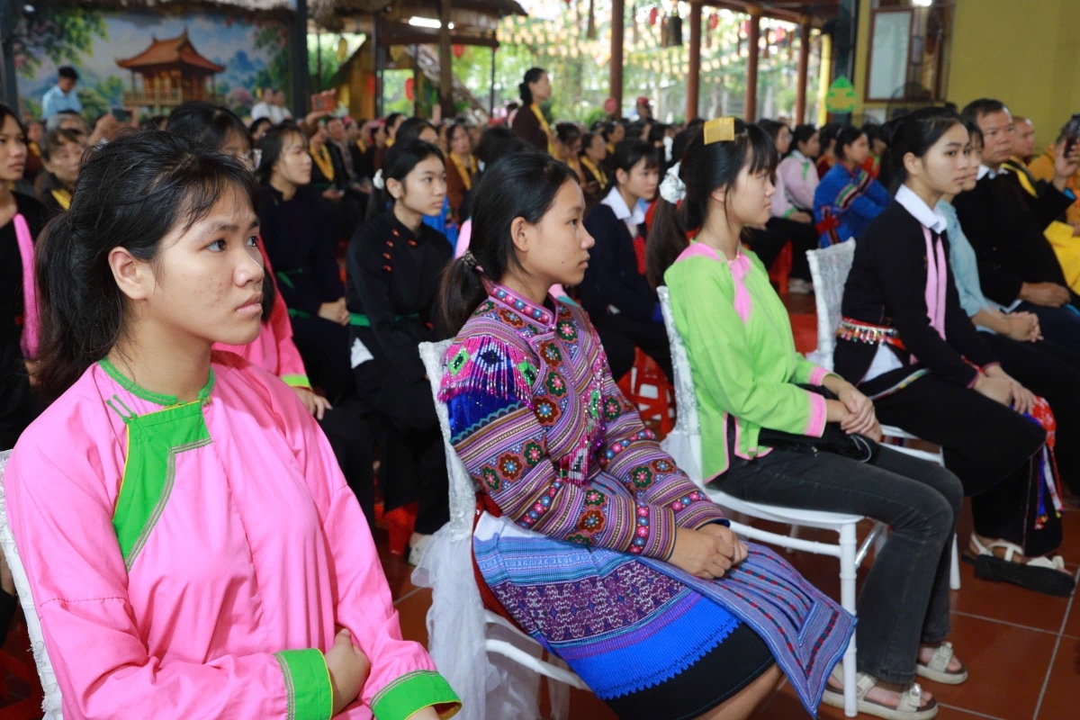 Các em học sinh người dân tộc tham dự Hội nghị