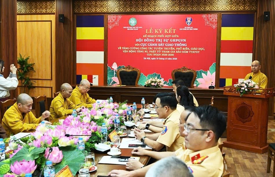 Hòa thượng Thích Đức Thiện phát biểu chia sẻ tại Hội nghị