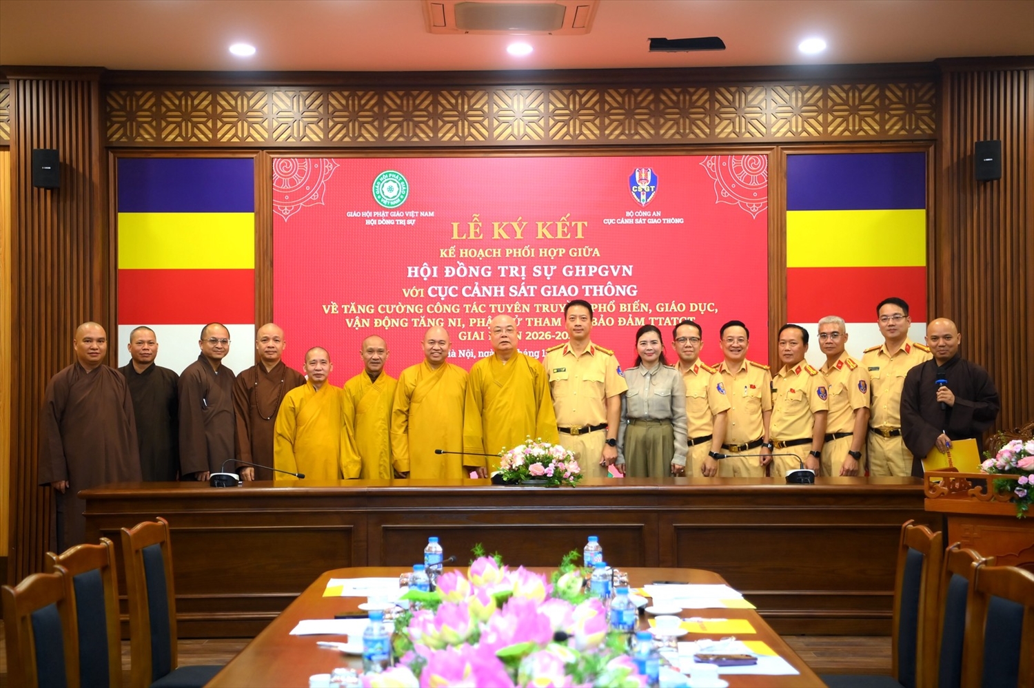 Các đại biểu tham dự Hội nghị chụp hình lưu niệm