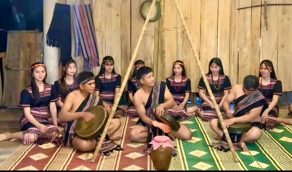 Hoạt động trải nghiệm đánh chiêng tại Plây Hrê góp phần gìn giữ nghệ thuật cồng chiêng và giới thiệu bản sắc văn hóa truyền thống của đồng bào Hrê đến du khách