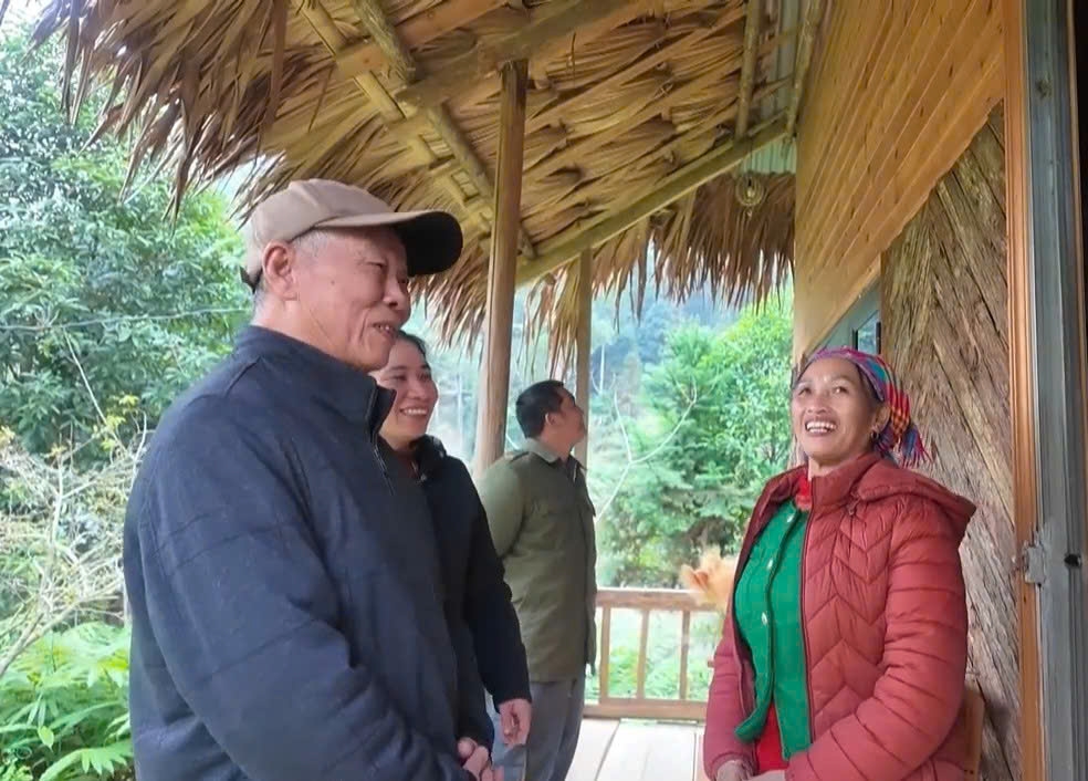 Ông Lèng Khái Quán, người có uy tín ở thôn Na Kim, xã Bắc Hà (tỉnh Lào Cai) tuyên truyền , vận động người dân trên địa bàn xây dựng đời sống văn minh (Ảnh: D.D)