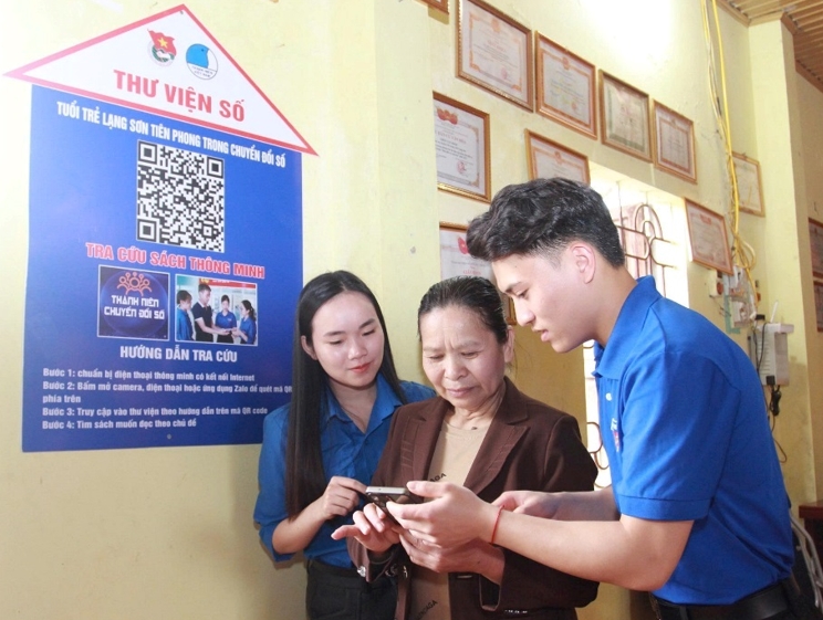 Đoàn viên thanh niên hướng dẫn người dân xã Chiến Thắng, tỉnh Lạng Sơn thực hiện thủ tục hành chính trên Cổng dịch vụ công