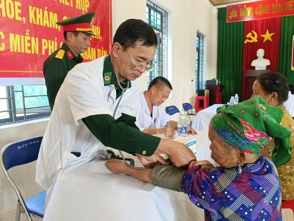 Đồn Biên phòng Na Ngoi phối hợp với Đoàn Kinh tế Quốc phòng 4 tổ chức khám và phát thuốc miễn phí cho Nhân dân bản Buộc Mú, xã Na Ngoi, tỉnh Nghệ An