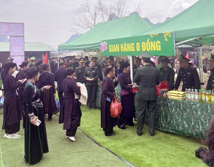 Cán bộ, chiến sĩ Bộ đội Biên phòng tỉnh Cao Bằng mở “Gian hàng 0 đồng” tặng nhu yếu phẩm cho các gia đình có hoàn cảnh khó khăn, hộ nghèo đón Tết Nguyên đán Bính Ngọ 2026