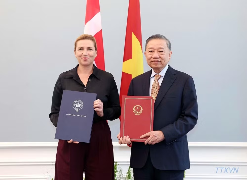 Tổng Bí thư, Chủ tịch nước Tô Lâm và Thủ tướng Đan Mạch Mette Frederiksen trao Tuyên bố chung về việc thiết lập quan hệ Đối tác chiến lược toàn diện giữa nước Cộng hòa xã hội chủ nghĩa Việt Nam và Đan Mạch. (Ảnh: TTXVN)