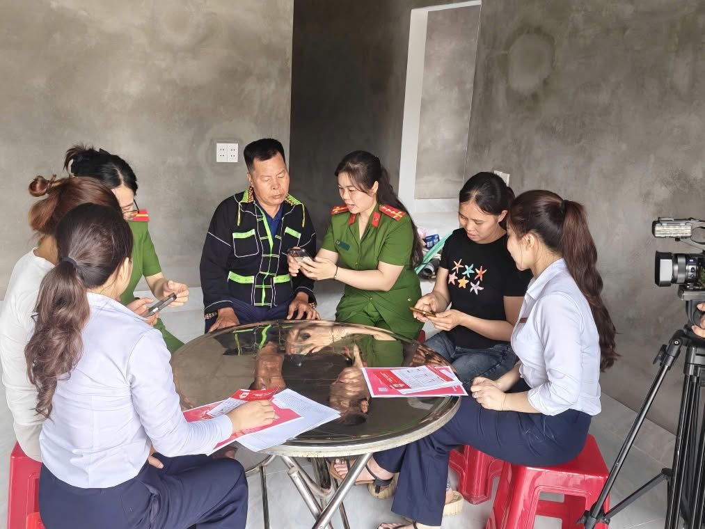 Thành viên các tổ công nghệ cộng đồng ở Lạng Sơn hướng dẫn trực tiếp người dân thực hành trên điện thoại thông minh, giúp bà con từng bước làm quen và sử dụng thành thạo các nền tảng số thiết yếu trong đời sống hằng ngày