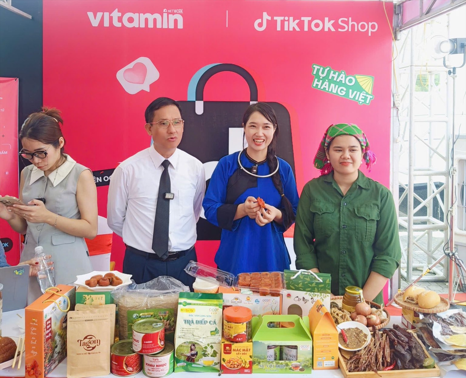 Chị Vương Thị Thương (thứ 2 từ phải sang), Giám đốc Hợp tác xã Toàn Thương, thôn 5, xã Na Sầm, tỉnh Lạng Sơn sử dụng nền tảng TikTok để bán hàng nông sản