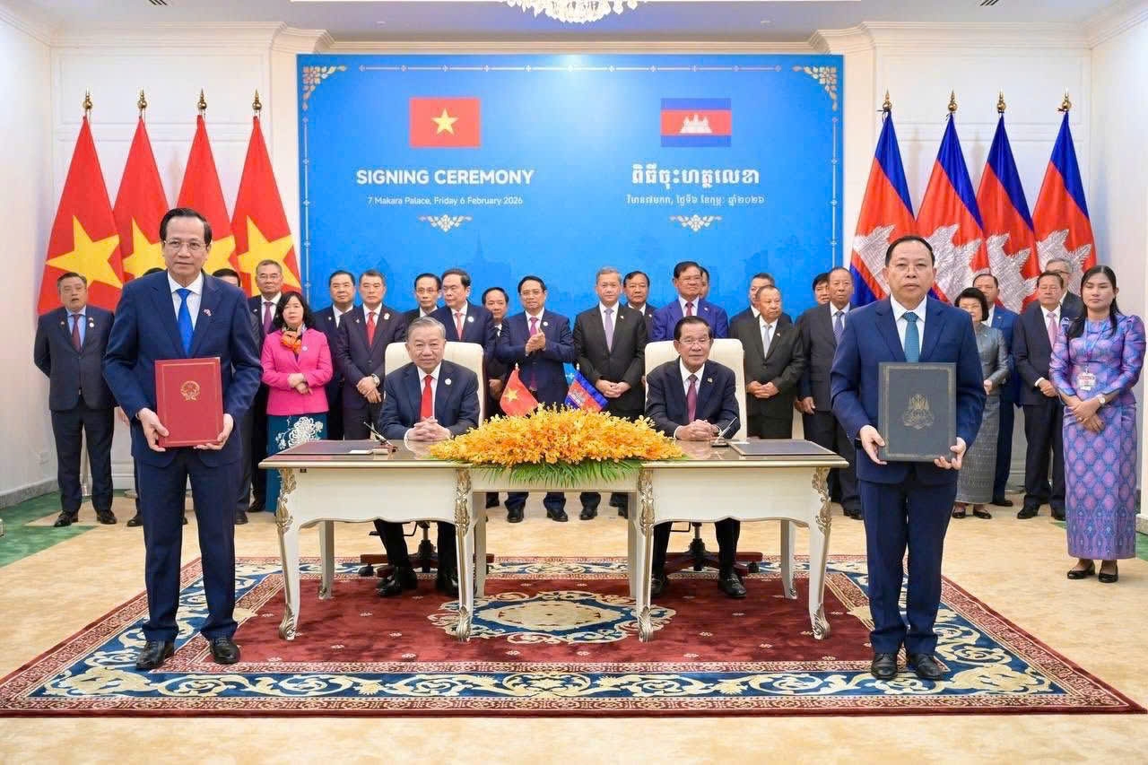 Tổng Bí thư Tô Lâm và Chủ tịch Đảng Nhân dân Campuchia Samdech Techo Hun Sen chứng kiến ký kết thỏa thuận hợp tác song phương giữa Bộ Dân tộc và Tôn giáo Việt Nam và Bộ Lễ nghi và Tôn giáo Campuchia (tháng 2/2026)