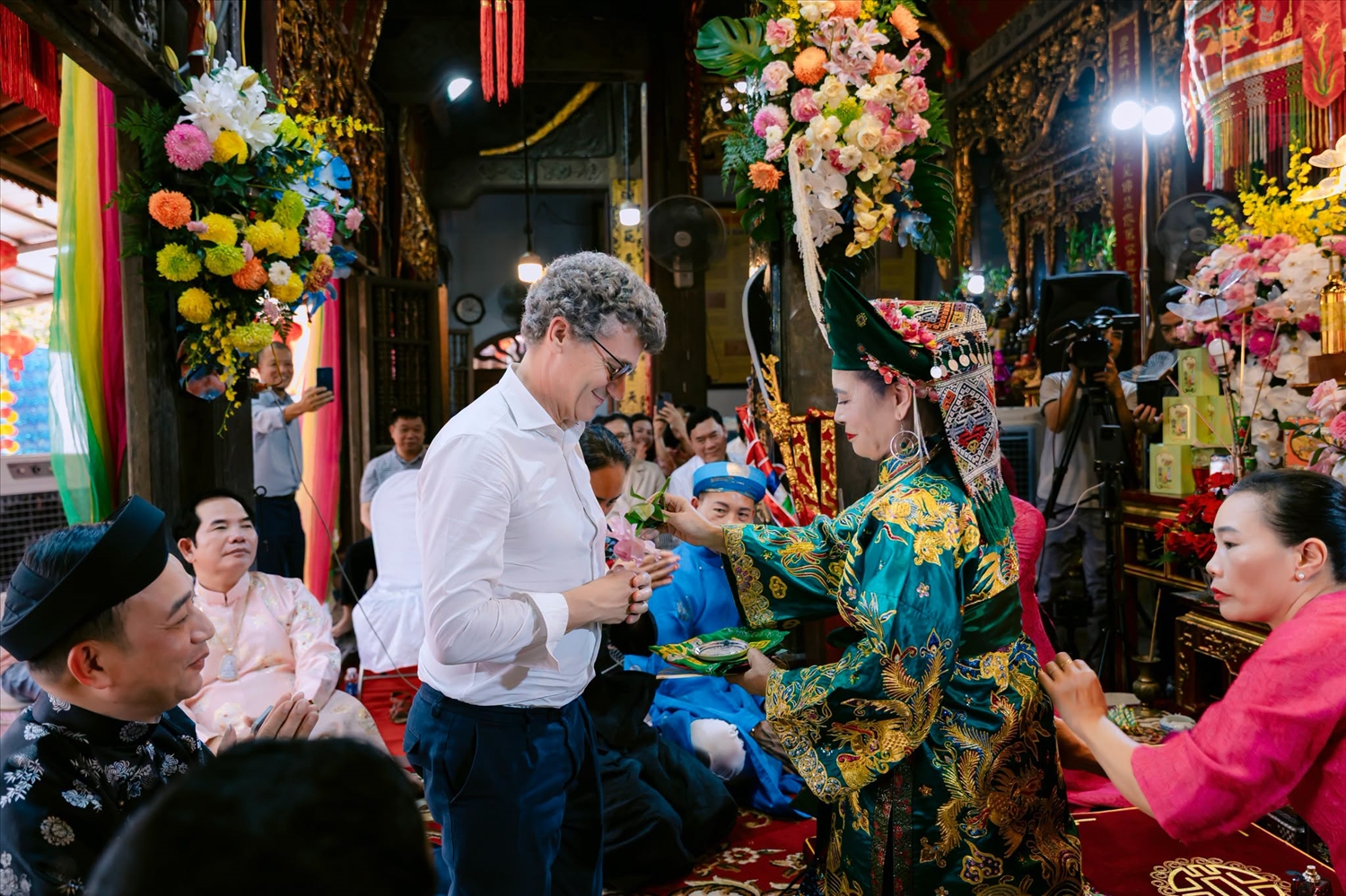 Nghệ nhân ưu tú Trần Thị Huệ trong trang phục thực hành nghi lễ Hầu đồng