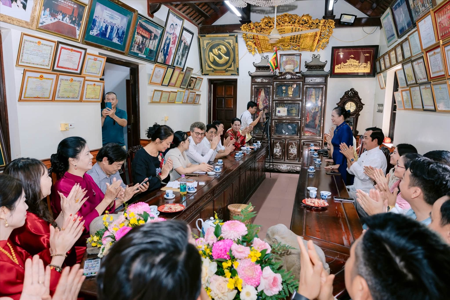 Các đại biểu gặp gỡ trước lễ vinh danh