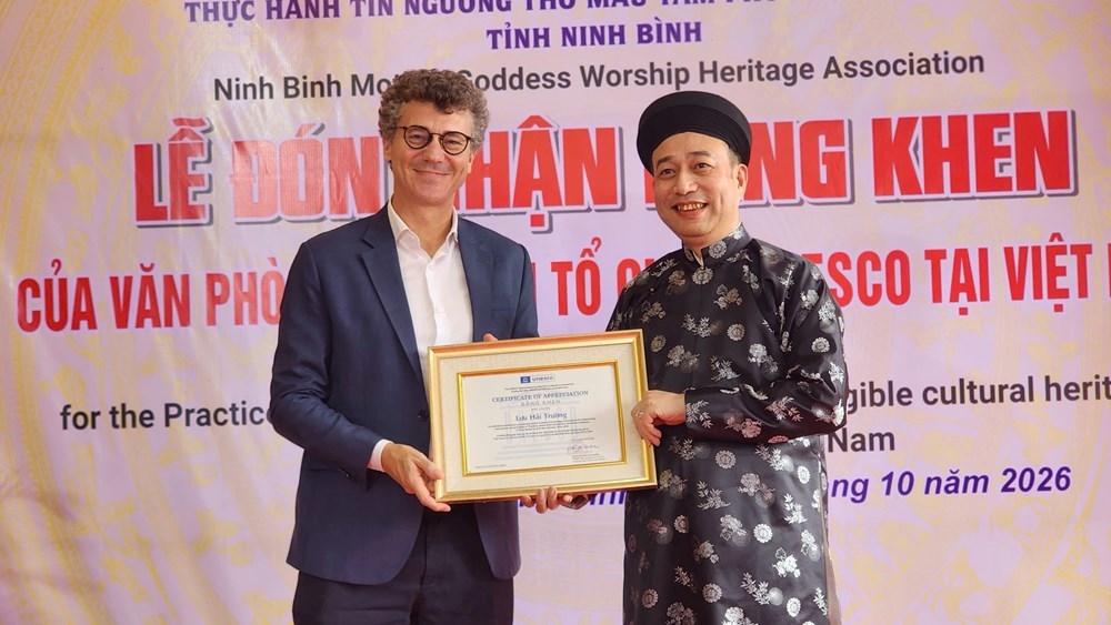 Nghệ nhân Lưu Hải Trường nhận Bằng khen của UNESCO