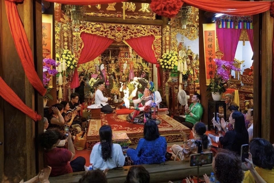 Một buổi Hầu đồng ở đình Hàng Vải, Hà Nội