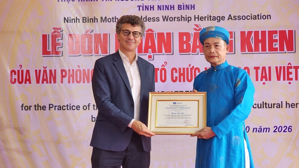 Nghệ nhân nhân dân Phạm Hải Hậu nhận Bằng khen của UNESCO