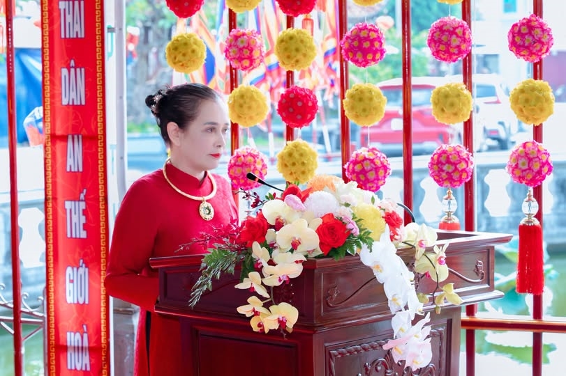 Nghệ nhân ưu tú Trần Thị Huệ phát biểu tại buổi lễ
