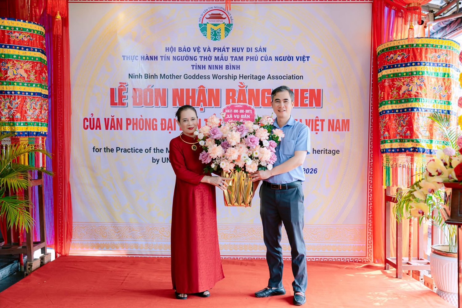 Đảng ủy, UBND, HĐND, Mặt trận Tổ quốc Việt Nam xã Vụ Bản, tỉnh Ninh Bình tặng hoa chúc mừng tại buổi lễ