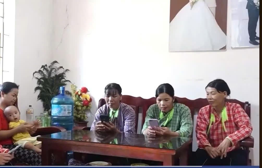 Người dân xã Đoàn kết (tỉnh Lạng Sơn) được Người có uy tín hướng dẫn sử dụng ứng dụng trên điện thoại (Ảnh: D.D)