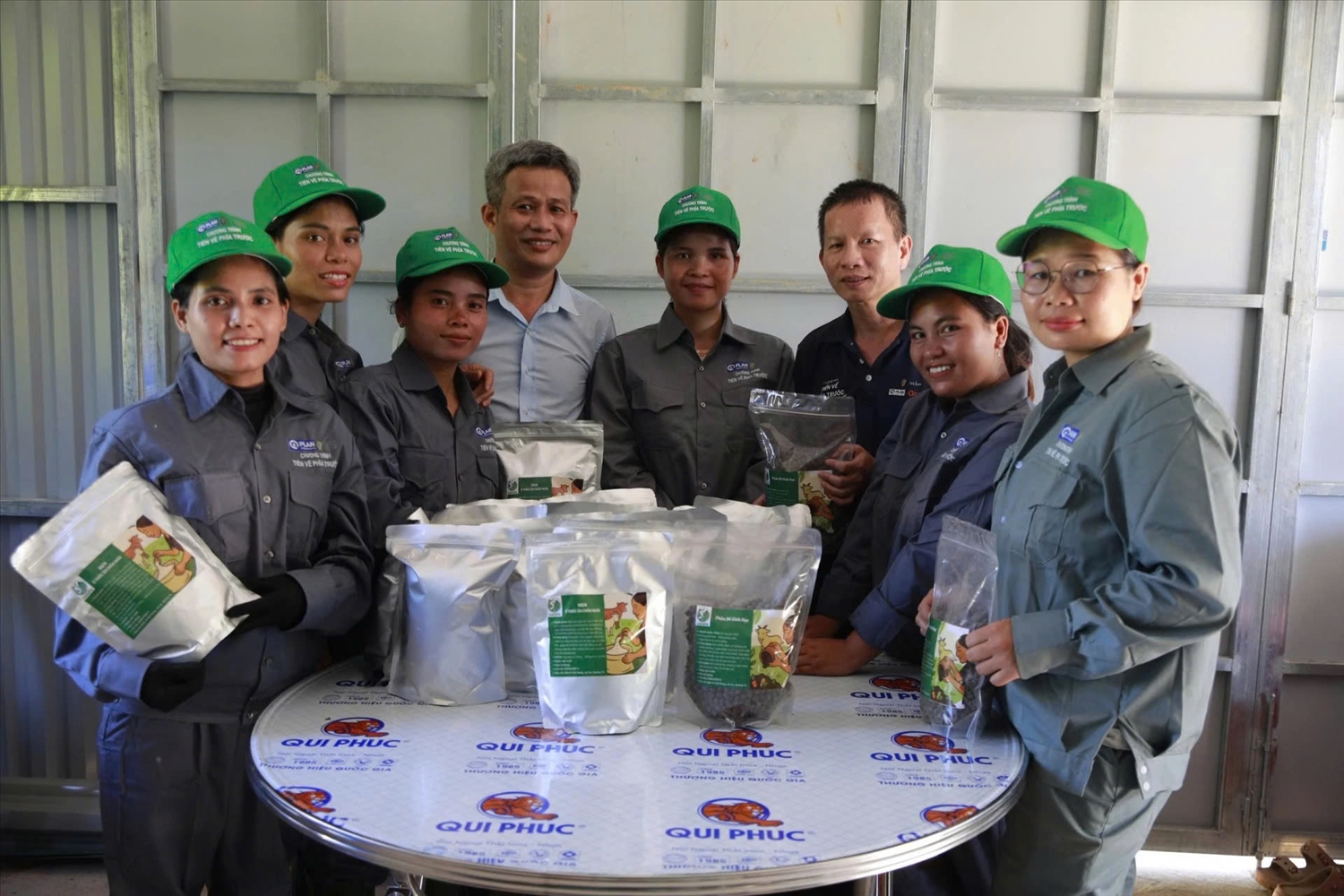 Chị Hồ Thị Tuyên (bên trái) giới thiệu các sản phẩm phân bón hữu cơ do Tổ hợp tác VANPA sản xuất cho khách hàng. Ảnh: L.A