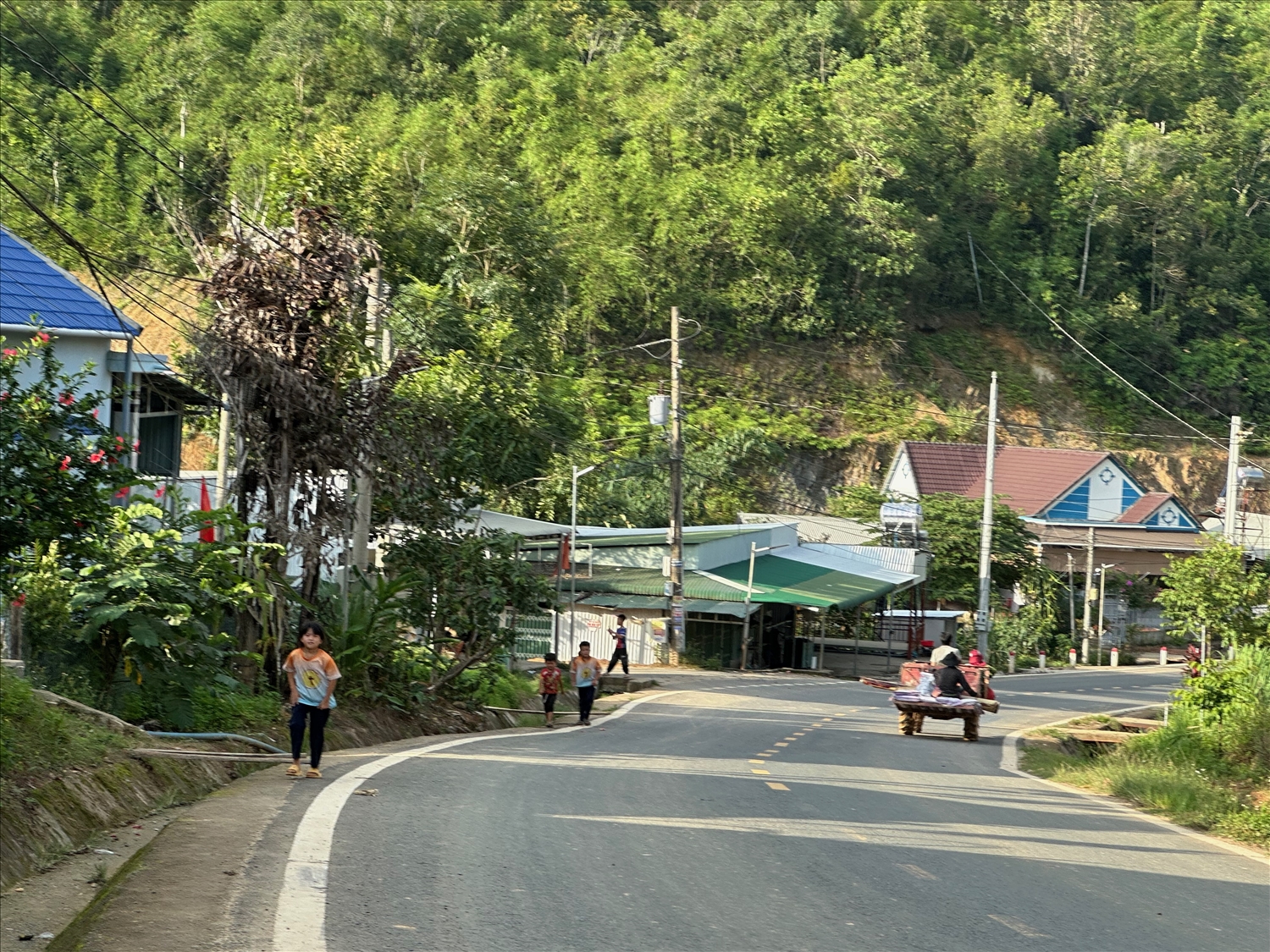 Một góc thôn Bắc Nguyên của người Mông trên đường Quốc lộ 27. 2. Vợ chồng anh Lý Xuân Vừ, thôn Bắc Nguyên, xã Đam Rông 2 bên ngôi nhà khang trang mới xây.