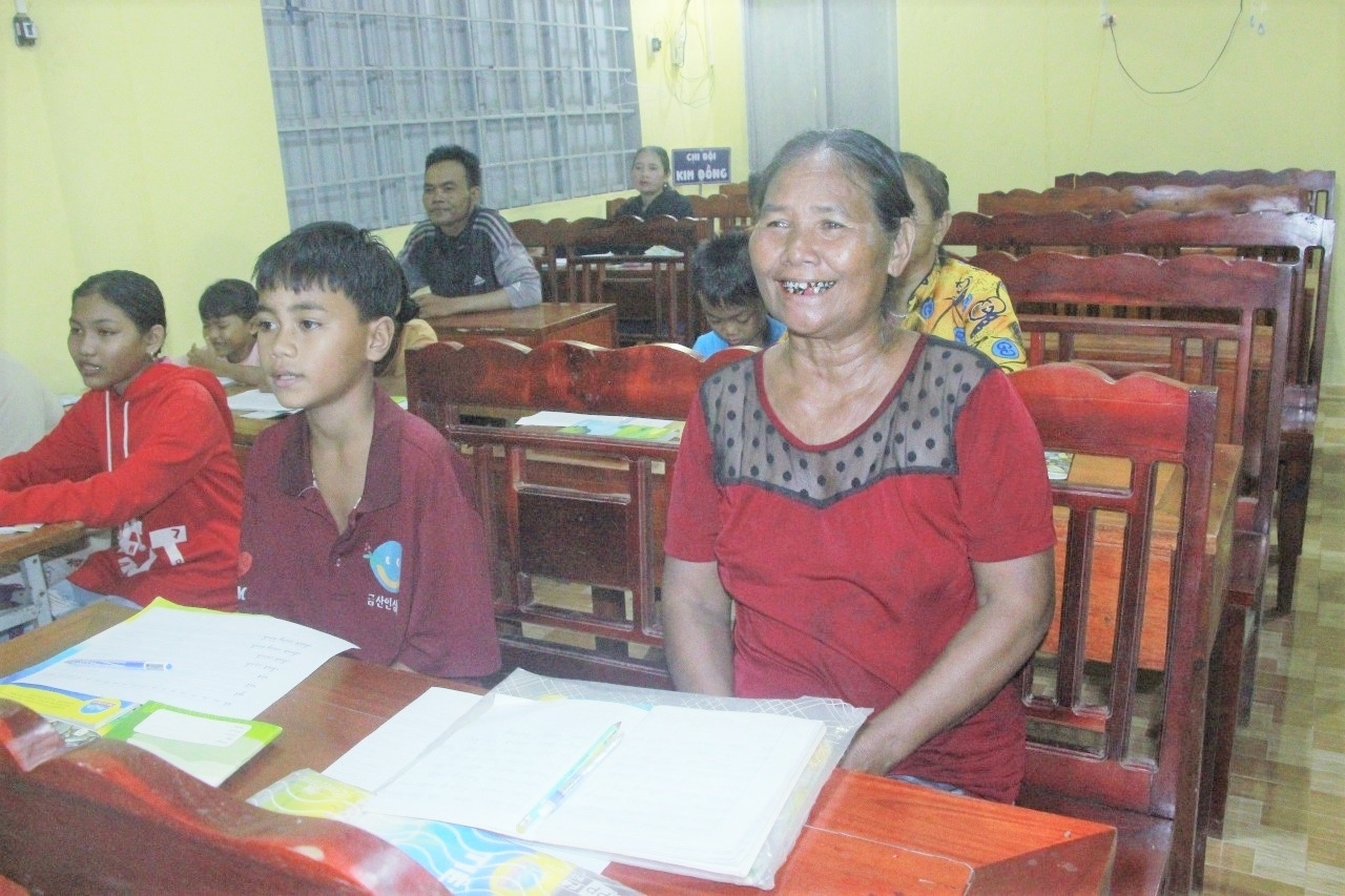Cộng đồng các DTTS nhận khoán bảo vệ Vườn quốc gia Bù Gia Mập, thành phố Đồng Nai bên căn chòi giữa rừng đặc dụng
