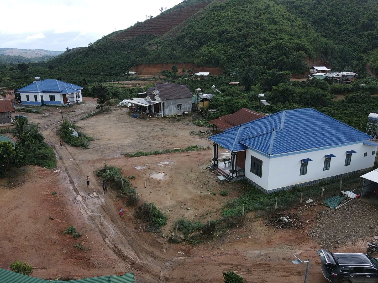 Các thành viên Tổ hợp tác Oh mi Kơho Cà phê, xã Hòa Ninh, tỉnh Lâm Đồng, giới thiệu sản phẩm cà phê hạt được trồng theo phương pháp hữu cơ