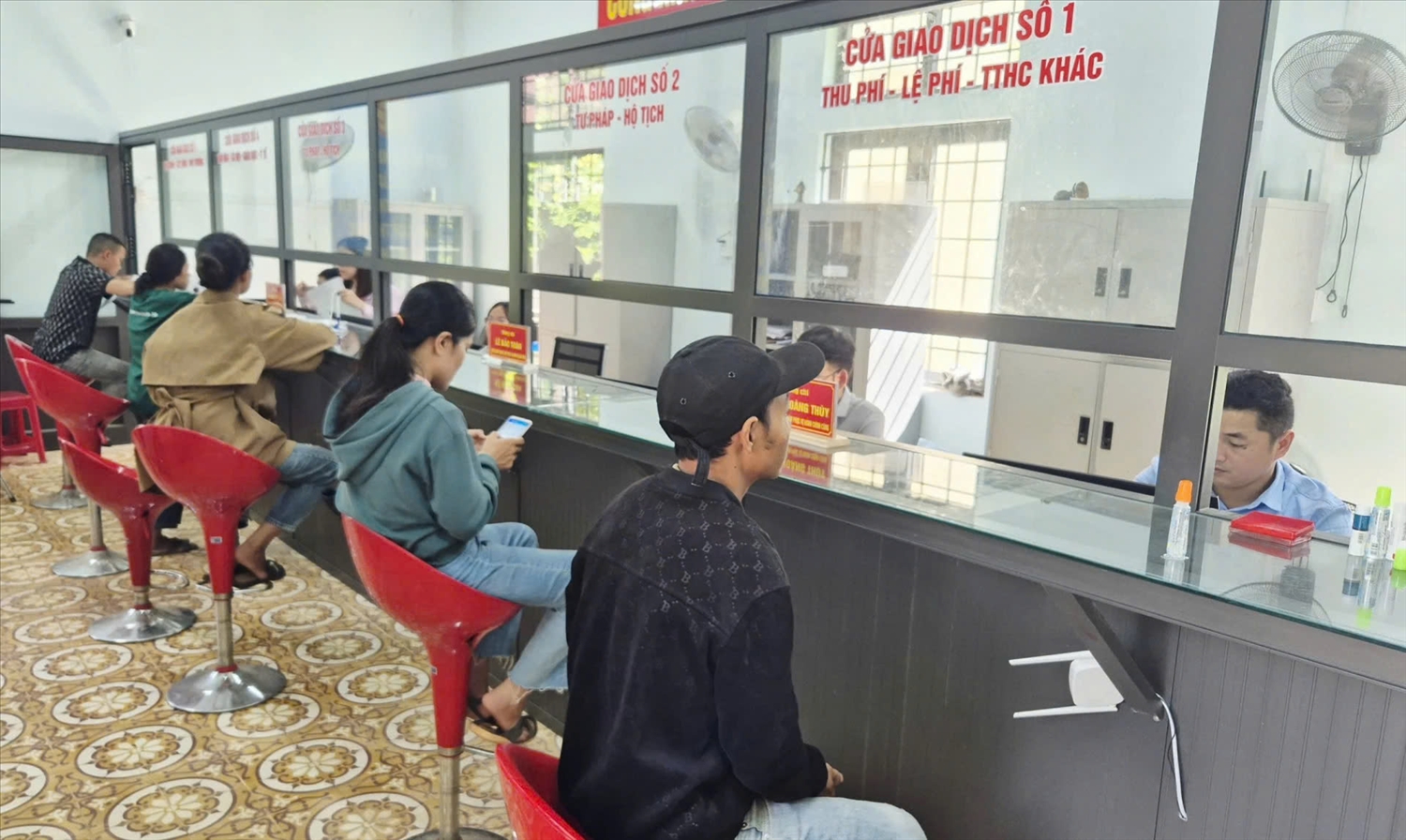 Sau khi chính quyền địa phương 2 cấp đi vào vận hành, đồng bào các dân tộc thiểu số ở xã Lìa đã từng bước ứng dụng chuyển đổi số vào thực hiện các thủ tục hành chính