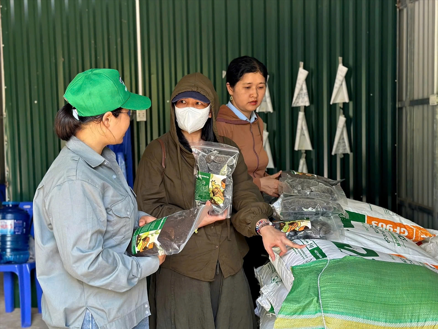 Sản phẩm phân bón hưu cơ của phụ nữ dân tộc thiểu số ở xã lìa được đóng góp, bao bì đẹp. Ảnh: P.T.L