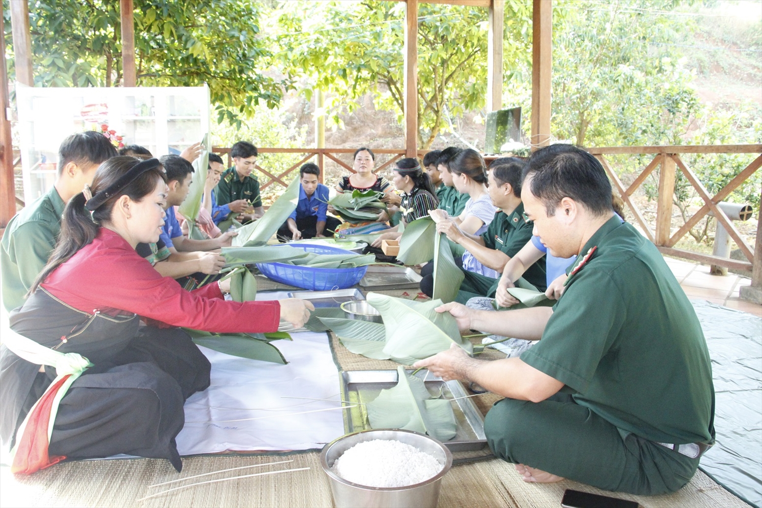 Cán bộ Ban chỉ Bộ đội Biên phòng thành phố Đồng Nai cùng đồng bào dân tộc S’tiêng xã Bù Gia Mập, thành phố Đồng Nai gói bánh chưng, bánh tét đón Tết cổ truyền 