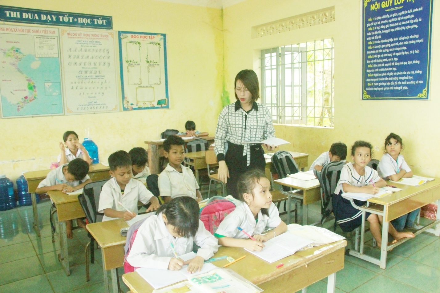Lớp học đặc biệt dành cho trẻ em đồng bào dân tộc S’tiêng có hoàn cảnh khó khăn thuộc điểm trường Thiện Cư, xã biên giới Thiện Hưng, thành phố Đồng Nai, giáp Vương quốc Campuchia