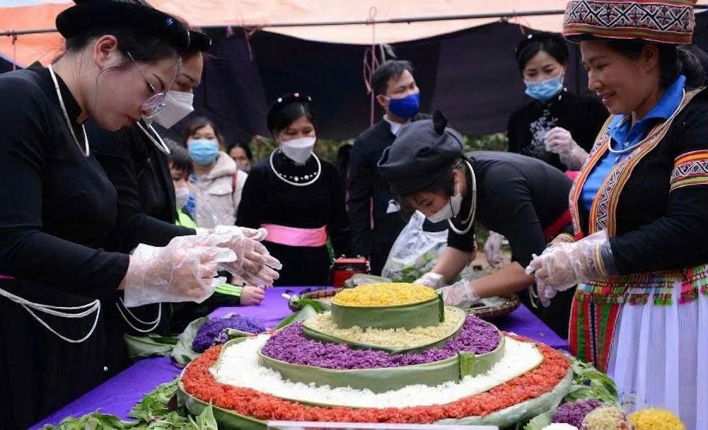 Quá trình định hình mâm xôi ngũ sắc gợi liên tưởng người Tày, Nùng đang vẽ nên bức tranh đa sắc từ những sản vật của núi rừng