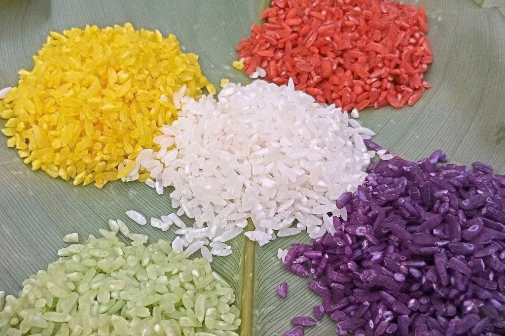 Xôi ngũ sắc là biểu tượng của ngũ hành: Kim - Mộc - Thủy - Hỏa - Thổ