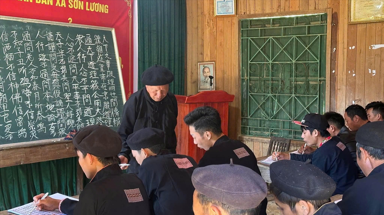Lào Cai triển khai chính sách đối với Người có uy tín trong vùng đồng bào dân tộc thiểu số