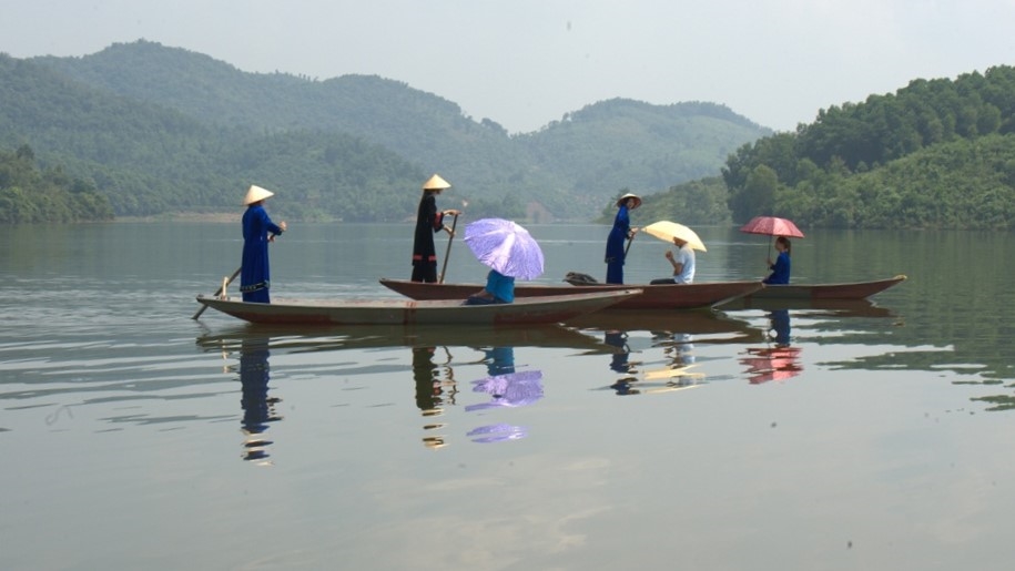 Du khách đi thuyền ngắm cảnh đẹp hồ Cấm Sơn