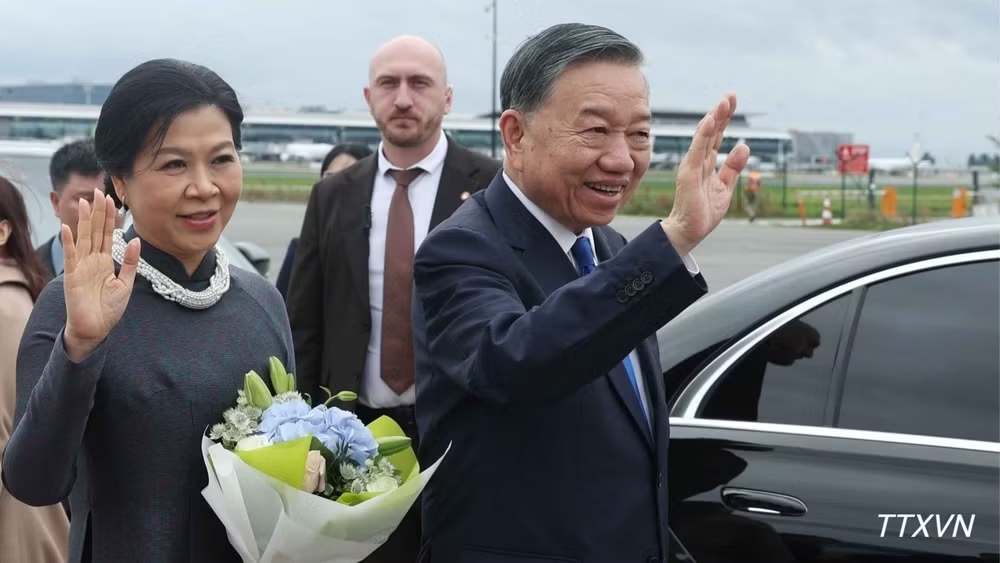 Tổng Bí thư, Chủ tịch nước Tô Lâm và Phu nhân Ngô Phương Ly đến Thủ đô Brussels, bắt đầu thăm chính thức EU và Bỉ. (Ảnh: Thống Nhất/TTXVN)