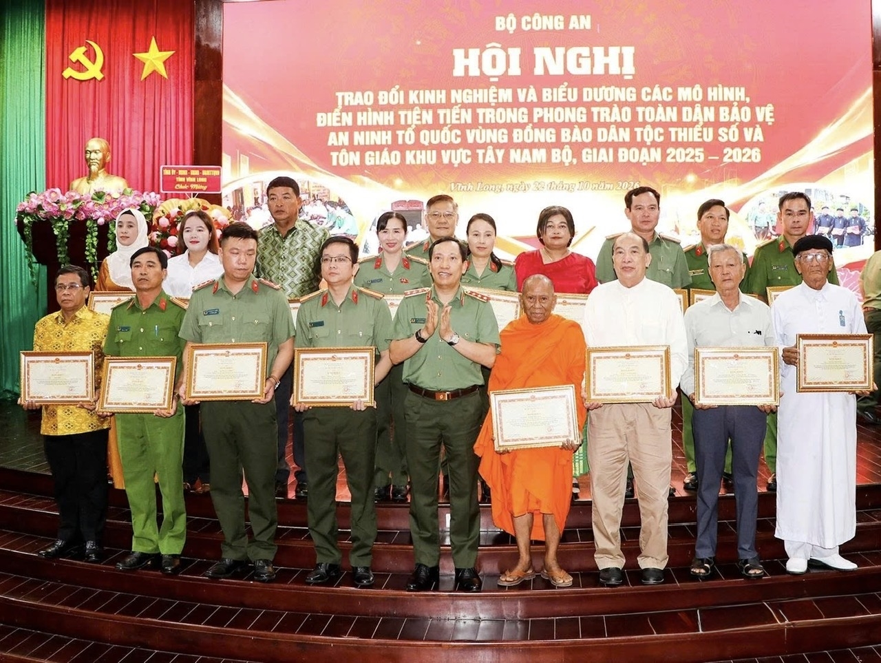 Các các tập thể, cá nhân điển hình tiên tiến nhận Bằng khen của Bộ Công an
