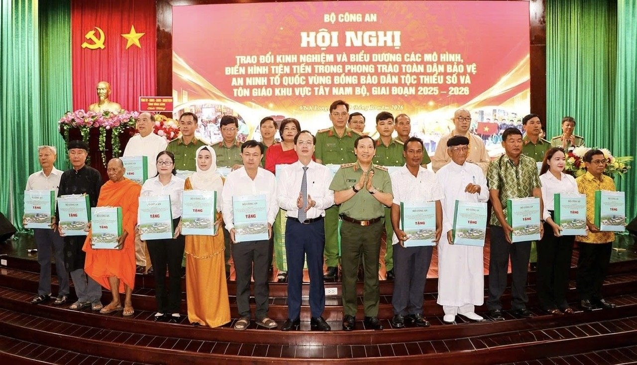 Các gương điển hình tiên tiến nhận quà tại Hội nghị
